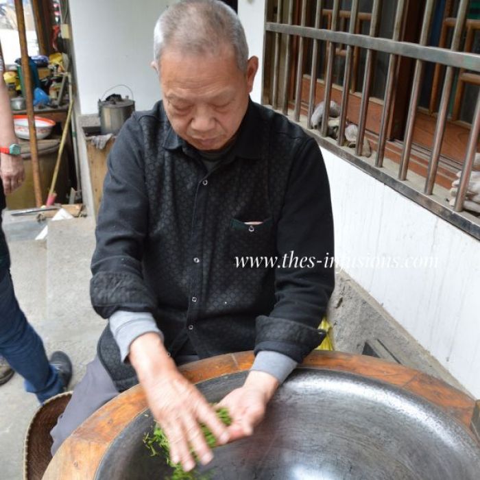 Mr Wen aplatit les feuilles de thé au wok
